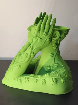 Maceta Figura Mujer con Hiedra