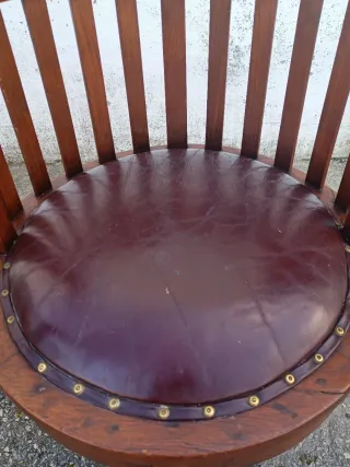 3 Sillas Coloniales teca y piel con tachuelas