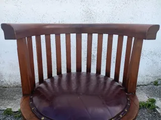 3 Sillas Coloniales teca y piel con tachuelas