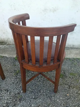 3 Sillas Coloniales teca y piel con tachuelas