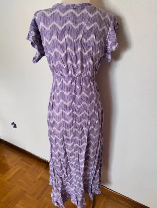 Vestido morado y blanco con volantes