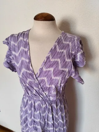 Vestido morado y blanco con volantes