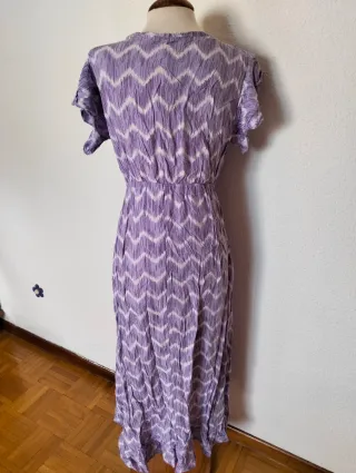 Vestido morado y blanco con volantes