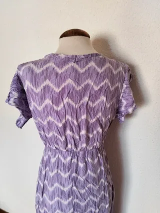 Vestido morado y blanco con volantes
