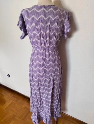 Vestido morado y blanco con volantes