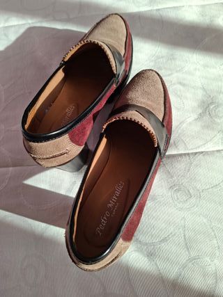 Zapatos mocasines beige y burdeos