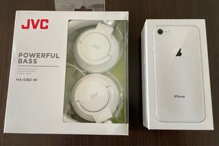 iPhone 8 Plata 64GB + Auriculares JVC