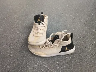 Zapatillas Jordan Beige y Dorado