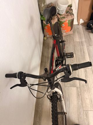 Bicicleta Montaña Negra y Roja,con algunos fallos