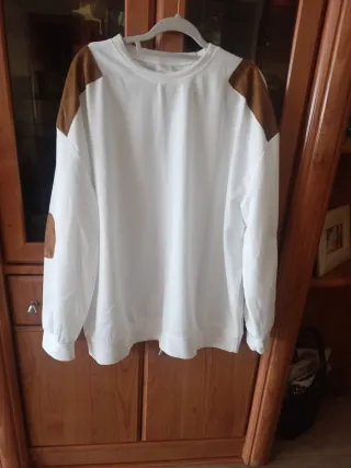 Sudadera blanca con parches marrones