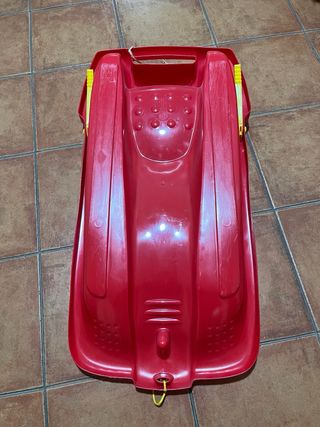 Trineo rojo para nieve