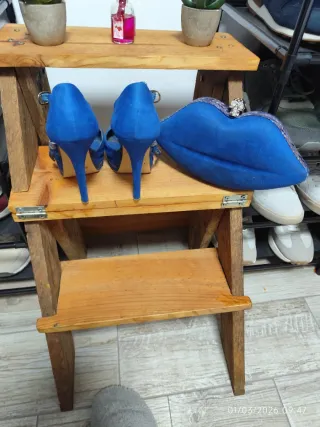 Zapatos y bolso azul