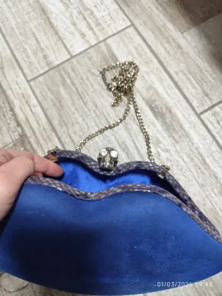 Zapatos y bolso azul