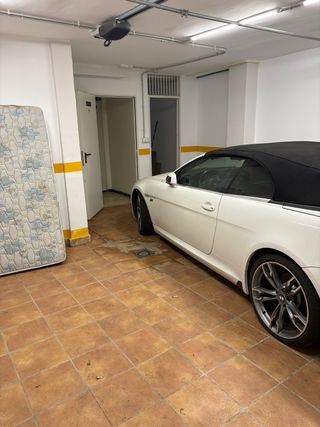 Se alquila cochera amplia ,dos coches tesorillo.