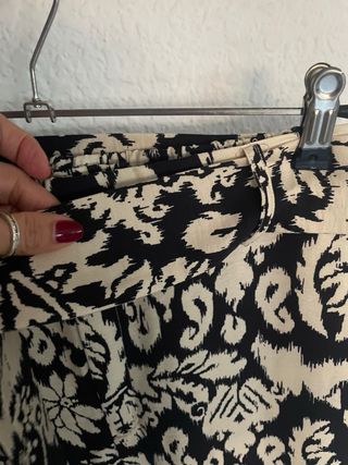 Pantalón estampado Mango beige y negro