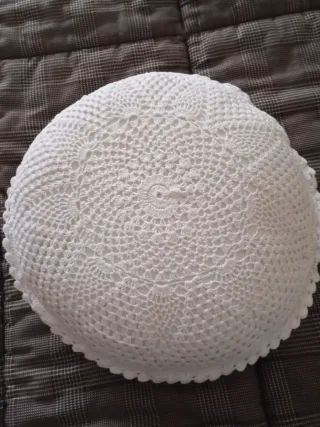 Cuscino rotondo vintage ricamato