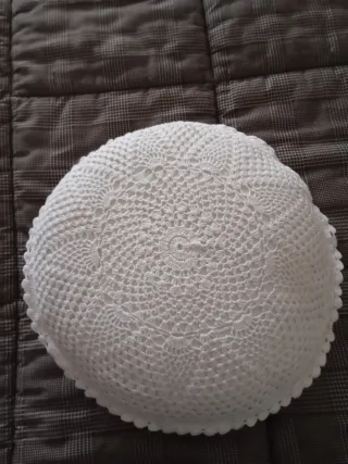 Cuscino rotondo vintage ricamato