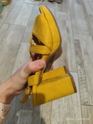 Sandalias de tacón amarillas