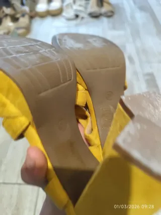 Sandalias de tacón amarillas