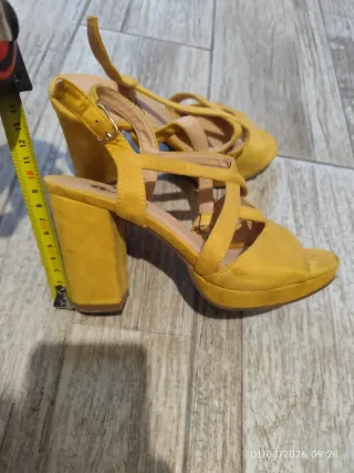 Sandalias de tacón amarillas