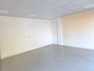 Alquilo local de 85 metros cuadrado en plaza flore