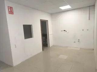 Alquilo local de 85 metros cuadrado en plaza flore