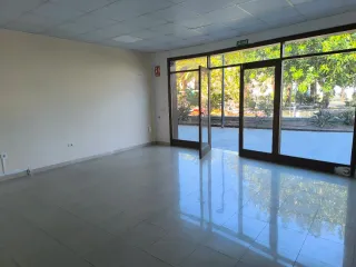 Alquilo local de 85 metros cuadrado en plaza flore