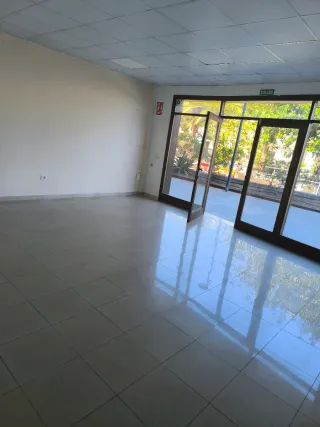 Alquilo local de 85 metros cuadrado en plaza flore