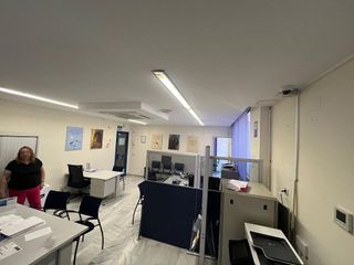 Oficina en alquiler en Playa de la Fontanilla en Marbella