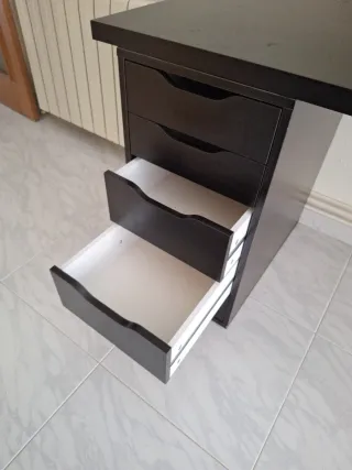 Scrivania nera con cassettiera