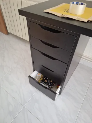 Scrivania nera con cassettiera