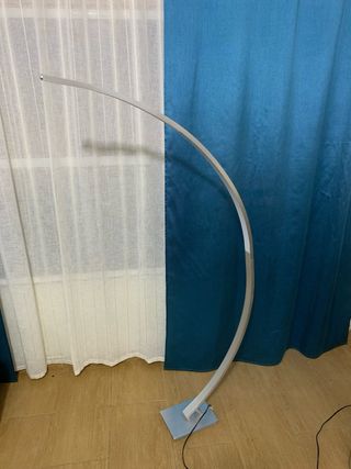 Lámpara de pie LED curva de salón