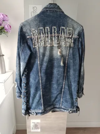 Chaqueta vaquera desgastada con detalles plateados