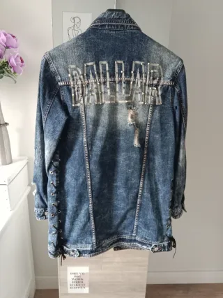 Chaqueta vaquera desgastada con detalles plateados