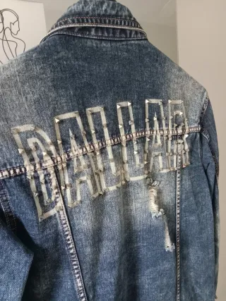 Chaqueta vaquera desgastada con detalles plateados