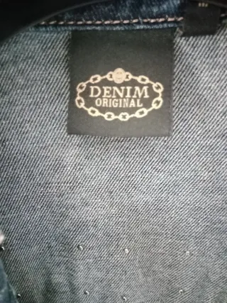 Chaqueta vaquera desgastada con detalles plateados