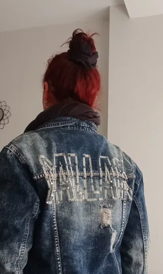 Chaqueta vaquera desgastada con detalles plateados