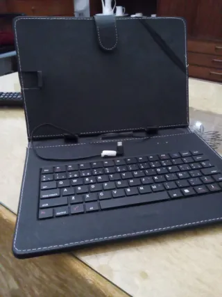Funda con teclado para tablet