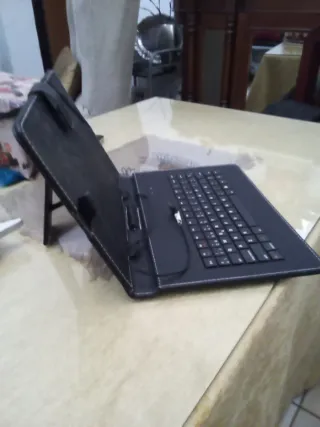 Funda con teclado para tablet