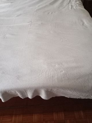 Copriletto matrimoniale vintage ricamato