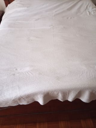 Copriletto matrimoniale vintage ricamato