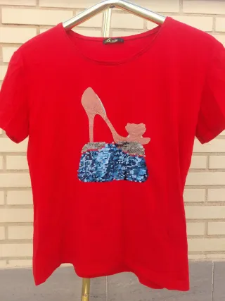 Camiseta roja con detalle de lentejuelas