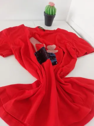 Camiseta roja con detalle de lentejuelas