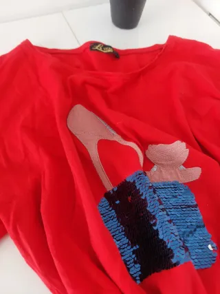 Camiseta roja con detalle de lentejuelas