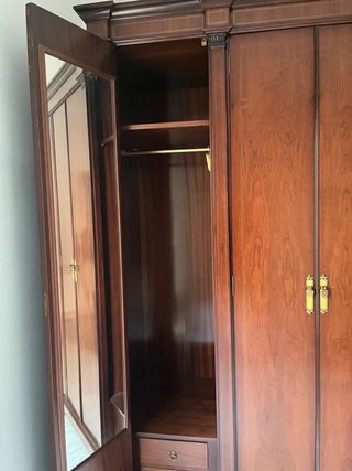 Armario de madera maciza