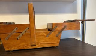 Portacucito estensibile in legno e metallo