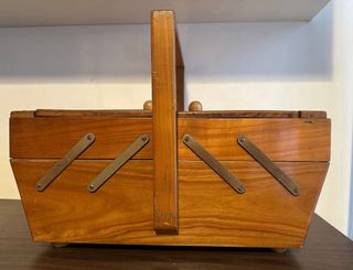 Portacucito estensibile in legno e metallo