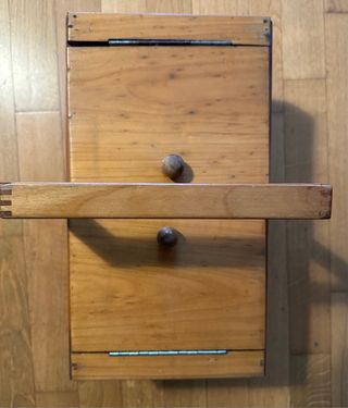 Portacucito estensibile in legno e metallo