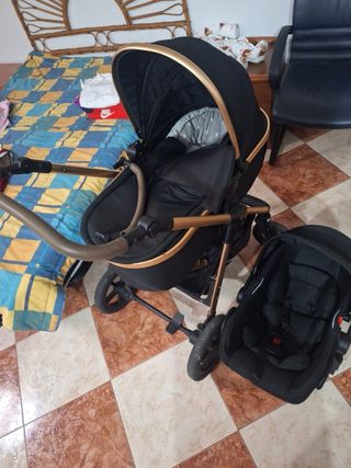 Carrito de bebé negro y dorado