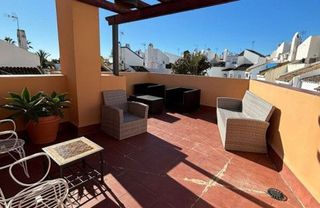 Casa adosada en alquiler en Nueva Andalucía centro en Marbella